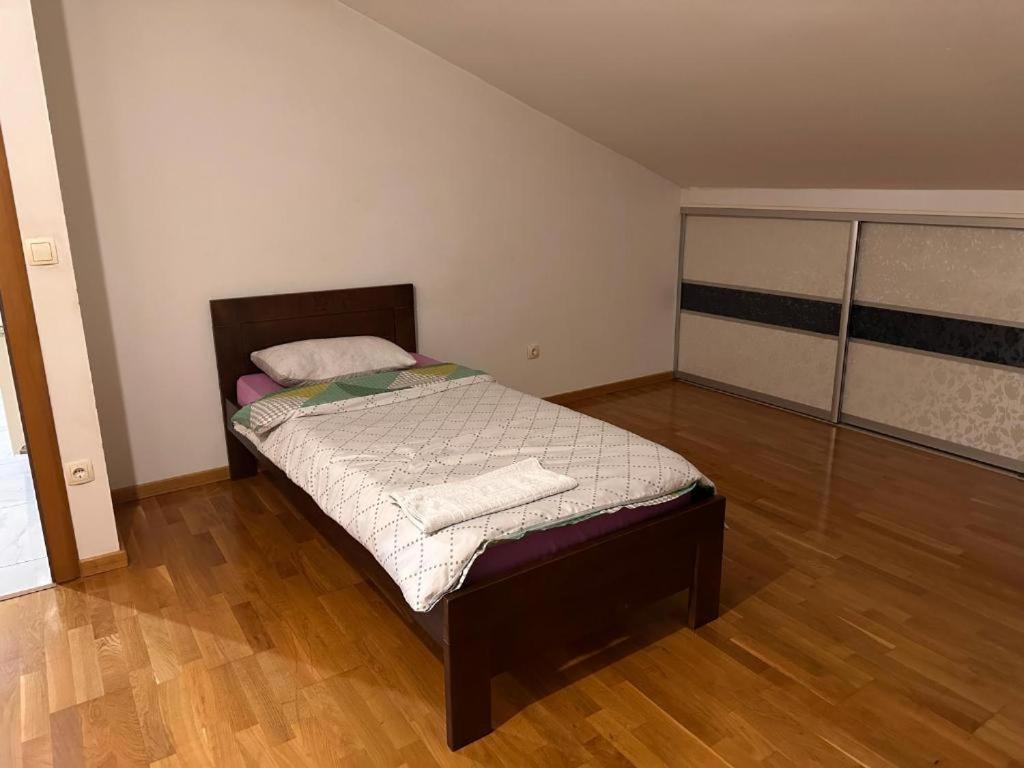 Rooms Near The Airport Сараєво Екстер'єр фото